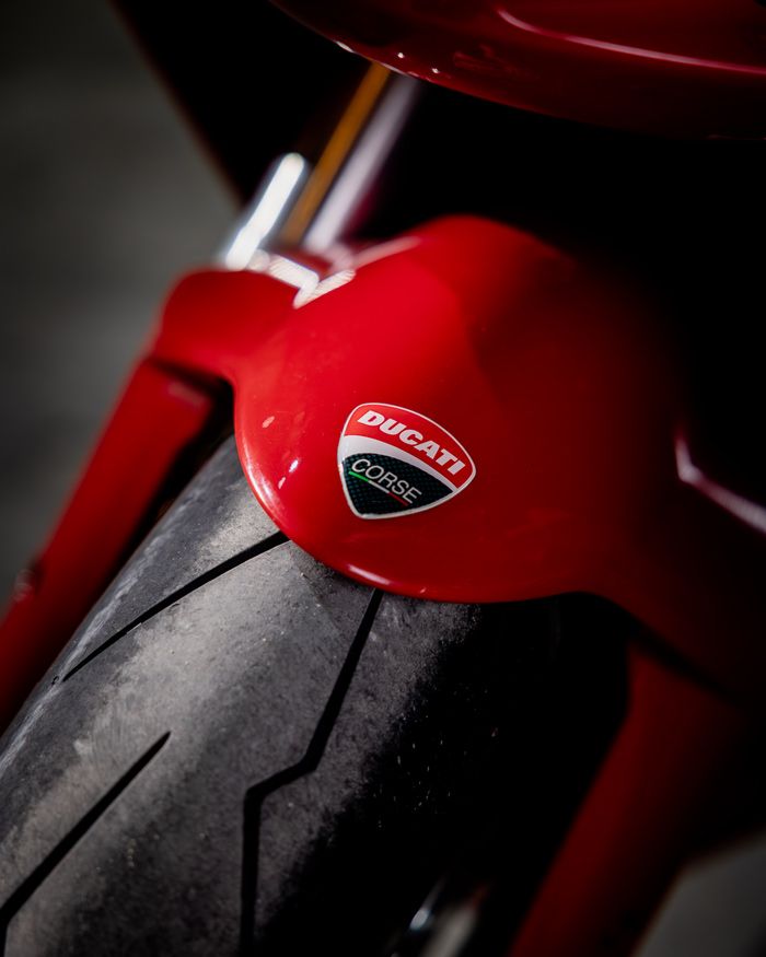 Λεπτομέρεια Ducati Corse πάνω σε ελαστικό μοτοσικλέτας – πάθος για ιταλική μηχανή, GAS Motorsport Culture Rider Stories 4